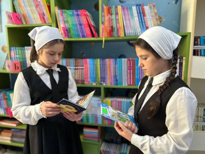 В АЦГБ прошла библио — встреча «Путешествие в страну Её Величества Книги »