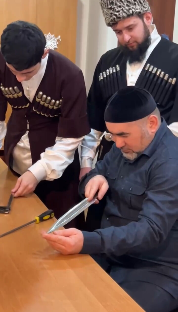 Участники проекта «Нохчийн Къонах» прошли мастер класс от известного кузнеца Хусина Матуева.